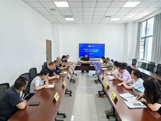 会议室里的人们 AI 生成的内容可能不正确。