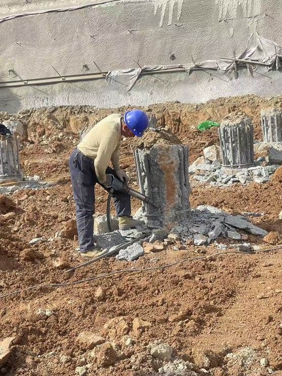 人站在砖墙旁边 AI 生成的内容可能不正确。