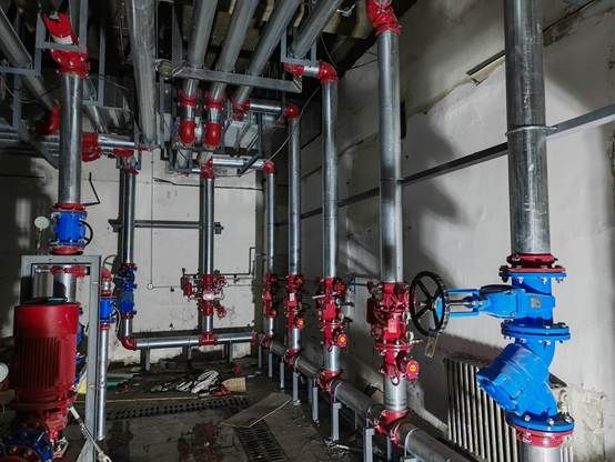 图片包含 室内, 桌子, 房间, 站 AI 生成的内容可能不正确。