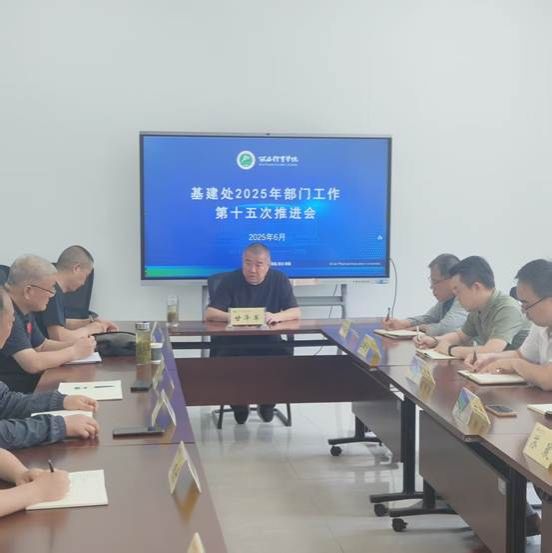 会议室里的人们 AI 生成的内容可能不正确。