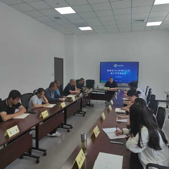 会议室里的人们 AI 生成的内容可能不正确。