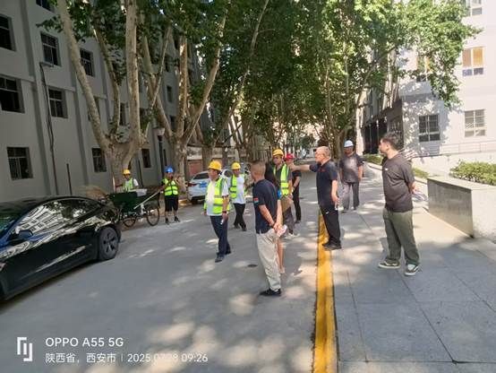 人们在街道上走 AI 生成的内容可能不正确。