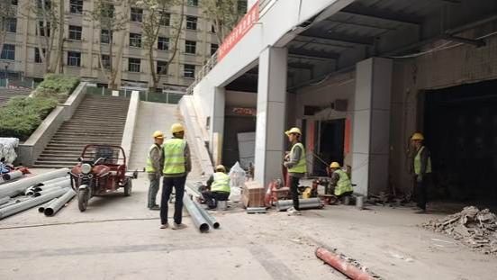 建筑前的广场上有许多人 AI 生成的内容可能不正确。