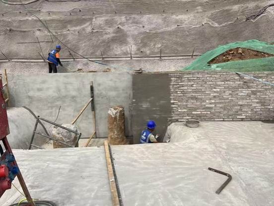 穿滑雪装备的人在雪地上 AI 生成的内容可能不正确。