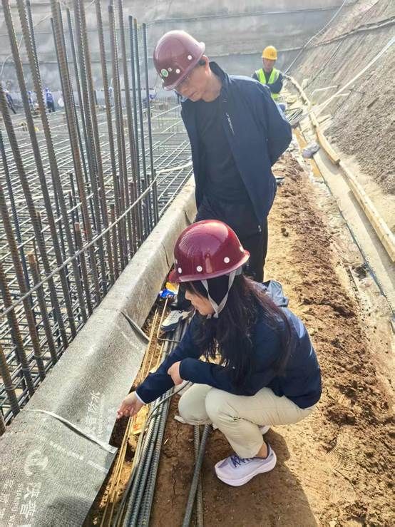 戴帽子的男人在围栏里 AI 生成的内容可能不正确。