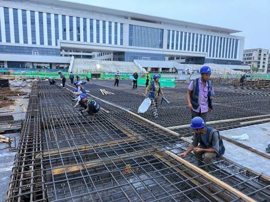 一群人在观看围栏内的空地上 AI 生成的内容可能不正确。